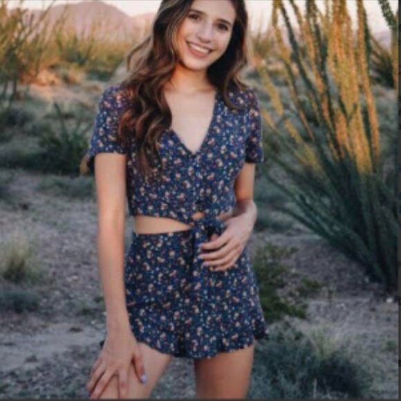 American Eagle - Crop Front-Tie Top & Shorts 2-Piece Set | Small | Dainty Floral - Picture 1 of 8